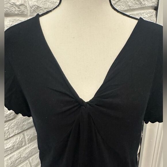 WD•NY Short Sleeve Front Twist V-Neck Top - Picture 2 of 6